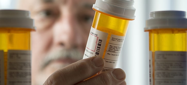 Un hombre cambia la cantidad de resurtidos en sus medicamentos recetados de Humana Pharmacy