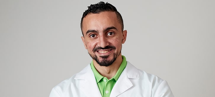Ahmed, farmacéutico de la farmacia de medicamentos especializados de Humana